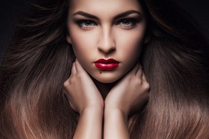 'الخروع'... زيت سحري لتقوية الشعر والحاجبين والرموش