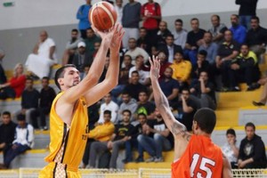 بالفيديو... الأهلي يحقق فوزاً صعباً على الحالة في 'سداسي السلة'