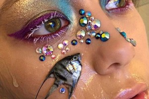 أغرب صيحة للماكياج... فتاة روسية تزين وجهها بالأسماك الميتة!