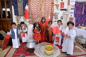 أطفال بحرينيون يرتدون  الزي الشعبي  ضمن احتفالات البلاد بالعيد الوطني المجيد  في روضة البراق