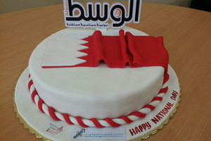 'مركز إدارة السيولة المالية' يهدي 'الوسط' كعكة بمناسبة اليوم الوطني