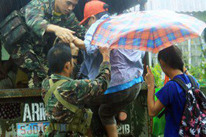 مقتل 4 على الأقل وفرار الالاف بعدما ضرب إعصار ميلور الفلبين