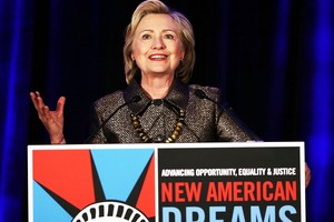 كلينتون تدعو إلى تسهيل إجراءات التجنيس في الولايات المتحدة