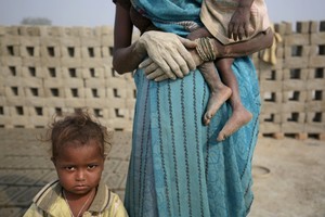 شاهد الصور... أطفال يعملون في صناعة الطوب بولاية بيهار الهندية