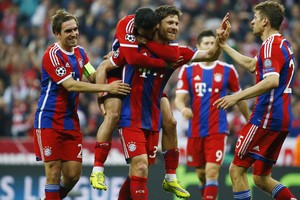 بايرن ميونيخ يجدد عقود مولر وبواتينغ ومارتينيز وألونسو