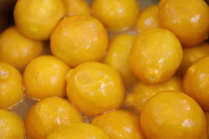 الليمون لذيذ وحامض و'يسيل اللعاب'..7 أسباب للإكثار من هذه الحبيبات الصفراء اللون