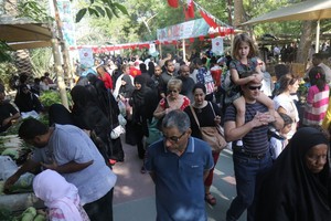 شاهد الصور.. حضورٌ كبير ومتنوع في سوق المزارعين