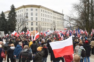 مظاهرات في جميع أنحاء بولندا تأييدا للديمقراطية
