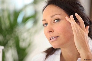 هكذا تقلل جفاف جلدك وتشققه في برد الشتاء القارس