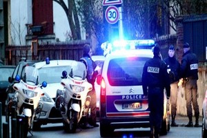 تحقيق مع شرطيين فرنسيين متهمين بضرب شبان حي شعبي في باريس