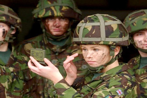 بريطانيا ترسل 'جميلاتها' إلى جبهات القتال