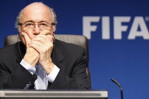 بلاتر يلمح إلى افلاته من عقوبة الإيقاف مدى الحياة