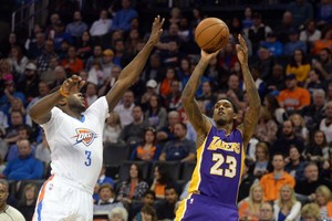 ثاندر يذل ليكرز في غياب براينت وهيوستن يزيد محن كليبرز