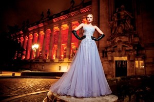 شوارع باريس تتحوّل مسرحا لفساتين انطوان القارح