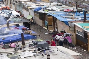 بالصور: قرية من القمامة والخردة في قلب باريس