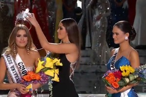 بالفيديو والصور... توّجوا ملكة جمال الكون بالخطأ ثم سحبوا التاج منها على الهواء!