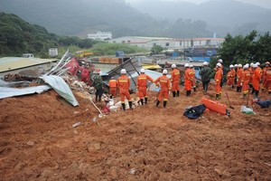 شاهد الصور... انهيار طيني بجنوب الصين يخلف مئة مفقود تقريباً