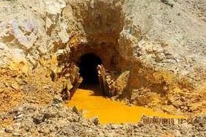 مقتل 13 في انهيار منجم للذهب في غينيا