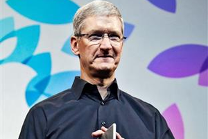 تيم كوك: هجمات باريس لم تغير سياسة «أبل» في عدم السماح للحكومات باختراق «هواتف آيفون»