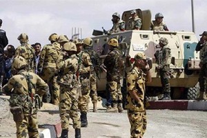 إصابة 3 جنود مصريين في انفجار عبوة ناسفة بمدرعة في العريش