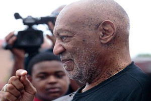 كوسبي يقاضي عارضة أزياء بتهمة التشهير