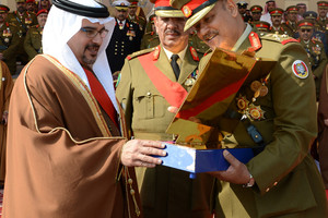 العاهل ينيب ولي العهد لحضور حفل تخرج دورة مرشحي الضباط 11 ودورة مرشحي الضباط الجامعين 21 من 'كلية عيسى'