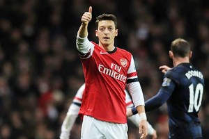 اوزيل: لاعبو ارسنال يعتقدون ان بوسعهم الفوز بلقب الدوري الانجليزي