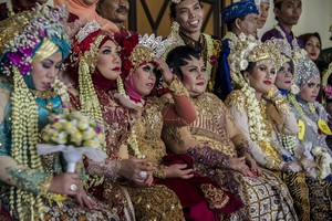 شاهد الصور... حفل زفاف جماعي في سورابايا باندونيسيا
