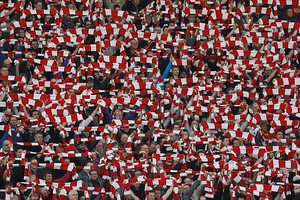 بالفيديو... جمهور يونايتد الغاضب يطالب برأس فان غال