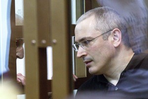 المحققون يداهمون مكاتب ومنازل عاملين بمنظمة تابعة لرجل أعمال روسي