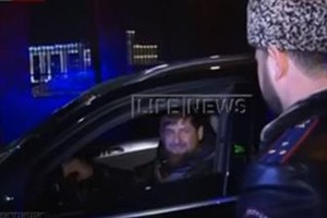 بالفيديو... ضابط في الشيشان يحرّر مخالفة مرورية لرئيس الجمهورية