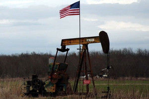 سعر الخام الأميركي يتخطى برنت مع وجود آفاق للتصدير