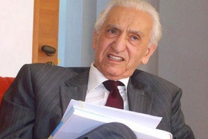 وفاة آيت أحمد أحد قادة الثورة الجزائرية