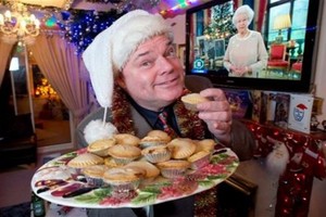 بالصور.... بريطاني يحتفل بعيد الميلاد يومياً من 22 عاماً