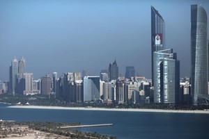 الإمارات: لا خطط لفرض ضريبة على دخل الأفراد