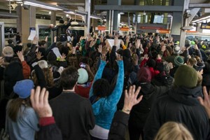 متظاهرون يغلقون المطار في مينيابوليس الأمريكية احتجاجا على مصرع رجل أسود