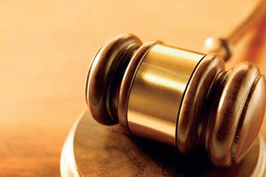 دبي: مستشار قانوني عربي يغتصب فتاة اسفل درج البناية