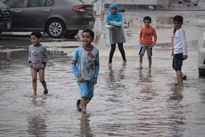 شاهد الصور... فرحة الأطفال بتساقط الأمطار في منطقة المعامير