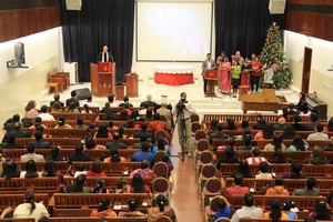 قداس مولد المسيح (ع) عشية اعياد الميلاد بالكنيسة الانجيلية بالمنامة أمس. 