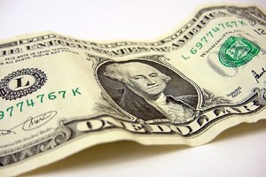 تراجع إضافي للدولار والذهب يوقف خسائره