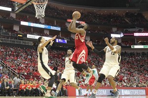 باتلر يقود بولز للفوز على ثاندر في دوري السلة الأميركي