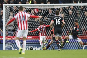 ستوك سيتي يضع مصير فان غال في مهب الريح بالفوز على مانشستر يونايتد