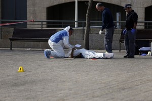 استشهاد فلسطيني حاول طعن شرطي اسرائيلي بالسكين في القدس