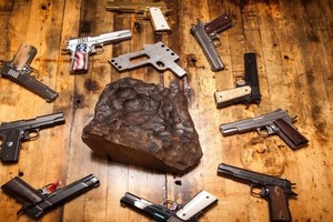 شركة أميركية تصنع 'مسدسا نيزكيا' بقيمة مليون دولار