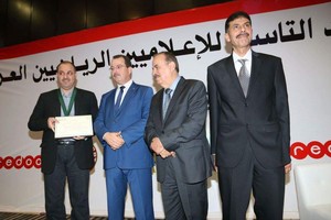 الزميل عبدالرسول حسين يتسلم وسام العطاء الإعلامي العربي