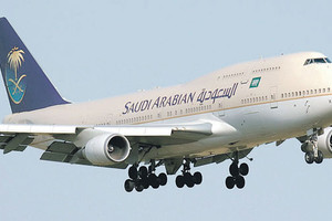 هبوط اضطراري لطائرة سعودية بمطار القاهرة لإنقاذ حياة مضيف جوي