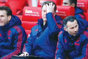 «البوكسينغ دي» يبدأ بلكمة قاضية لفان غال