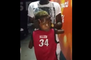 بالفيديو: لن تصدق كيف يتحكم هذا الطفل برقبته