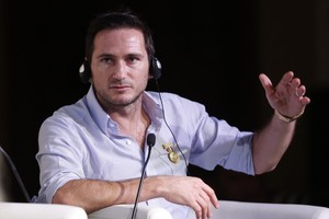 مؤتمر دبي الدولي: لامبارد لا يعتقد بوجود مؤامرة أطاحت بمورينهو من تدريب تشلسي