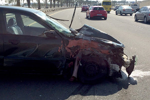 شاهد الصور... صدم بسيارته مولداً للكهرباء وسيارة ونجا دون إصابات